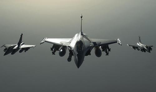 French fighter bombers pound IS stronghold in Syria French fighter bombers pound IS stronghold in Syria