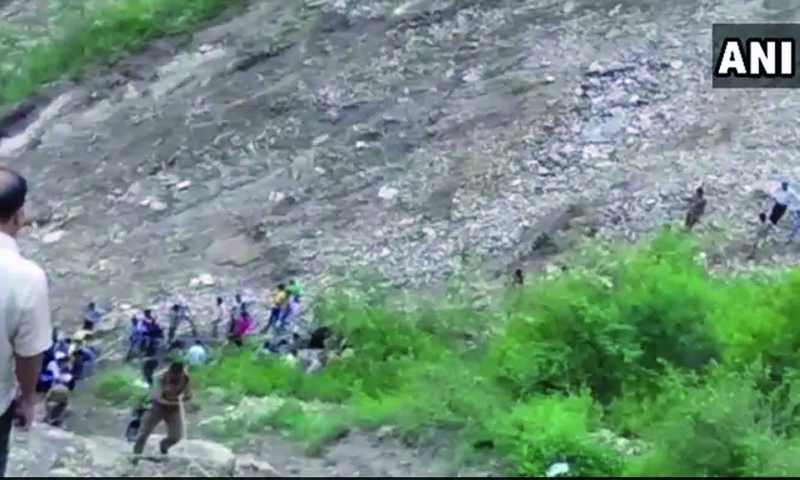 Bus plunges into Indian gorge, 14 dead
