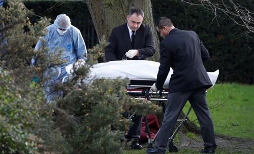 Man sets himself on fire outside Kensington Palace Man sets himself on fire outside Kensington Palace