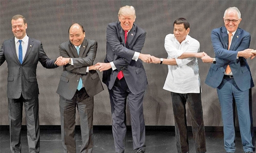 Handshake challenge: He grimaces, grins, grips Handshake challenge: He grimaces, grins, grips