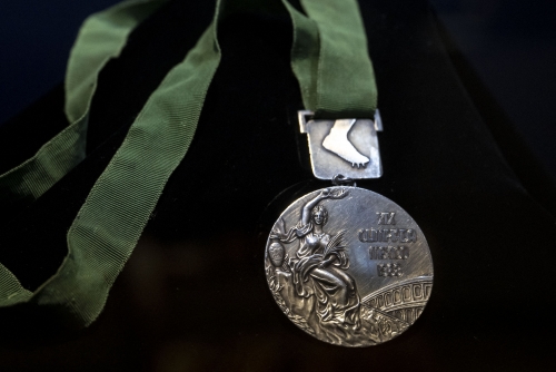 Bob Beamon's 'jump of the century' Olympic gold sells for $441,000 Bob Beamon's 'jump of the century' Olympic gold sells for $441,000