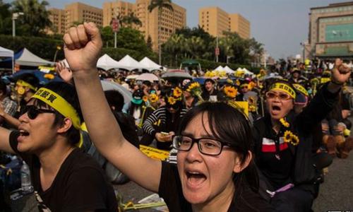 Hundreds protest in Taiwan over summit with 'enemy' China Hundreds protest in Taiwan over summit with 'enemy' China