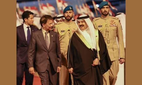 HM King Hamad welcomes Sultan of Brunei on arrival in Bahrain