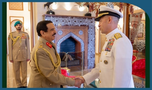 HM King Hamad Welcomes U.S. Central Command Chief to Bahrain