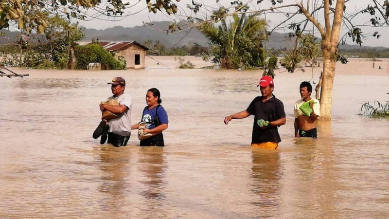 Typhoon Phanfone: Philippines counts cost of deadly storm