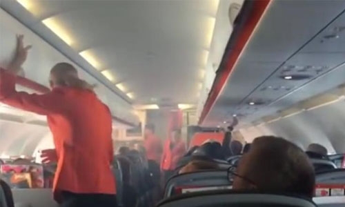 Engine shut down as smoke fills cabin of Jetstar flight