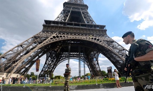 Strike shuts Eiffel Tower to tourists again Strike shuts Eiffel Tower to tourists again