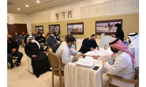 Bahrainis receive housing units in East Sitra and East Hidd