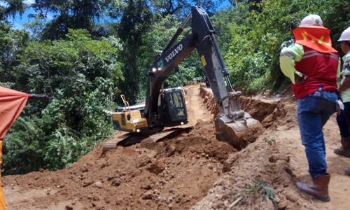 Up to 100 still feared trapped in gold mine Up to 100 still feared trapped in gold mine