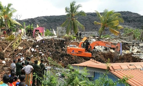 Hundreds evacuated after deadly Sri Lanka dump collapse