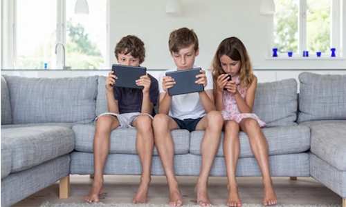 Facebook to fix kids app flaw allowing chats with strangers
