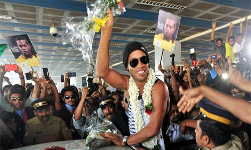 Close shave for Ronaldinho as traffic light falls in front of his car during India visit Close shave for Ronaldinho as traffic light falls in front of his car during India visit