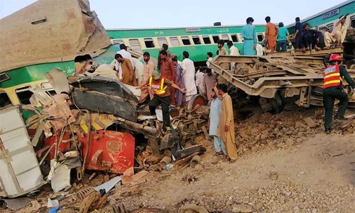 Pakistan train collision kills 11, injures 78 Pakistan train collision kills 11, injures 78