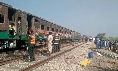 Fire engulfs Pakistani train, killing 73, injuring 40