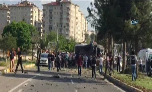 Bomb attack targeting police rocks Diyarbakir