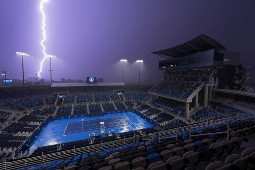 Alcaraz battles heat to advance