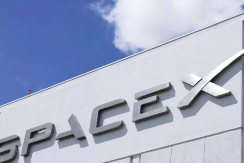 SpaceX tells banks it won't move its $135-a-share IPO price