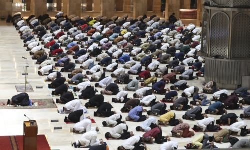Muslims open Ramadan with social distanced prayers, vaccines