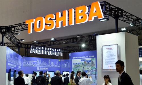 Toshiba shares drop as battle over $18bn chip unit sale looms