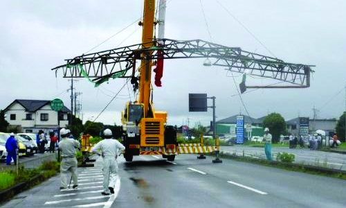 Japan typhoon grounds flights, injures three Japan typhoon grounds flights, injures three