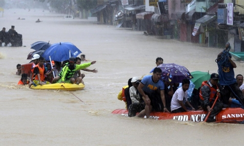 Five dead, tens of thousands flee Philippine floods Five dead, tens of thousands flee Philippine floods
