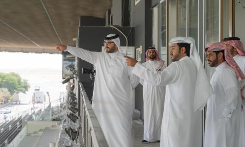 HH Shaikh Isa inspects horse racing facilities HH Shaikh Isa inspects horse racing facilities