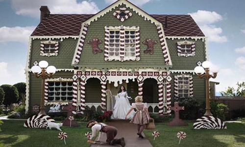 Woman turns her parents' home into life-sized gingerbread house