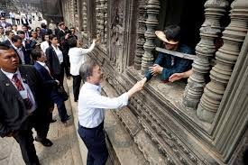 S.Korea president delights tourists at Angkor Wat