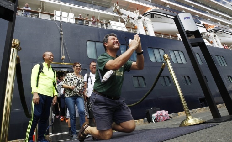 Cruise stranded by virus fears ends with roses in Cambodia