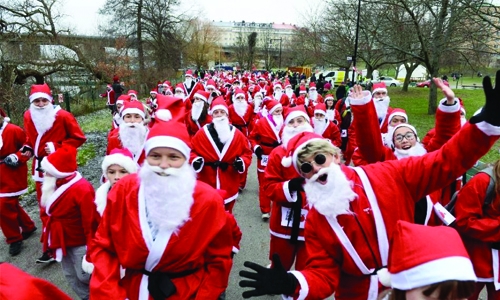 1,000 jogging Santas run for charity in Sweden