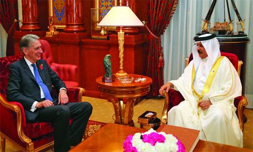 HM King meets Manama Dialogue participants HM King meets Manama Dialogue participants