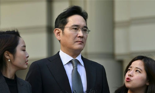 Samsung chief jailed for 2.5 years over corruption scandal