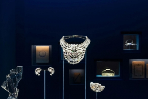 Thieves Buy Tickets, Steal Multimillion-Dollar Necklace from Vienna museum Thieves Buy Tickets, Steal Multimillion-Dollar Necklace from Vienna museum