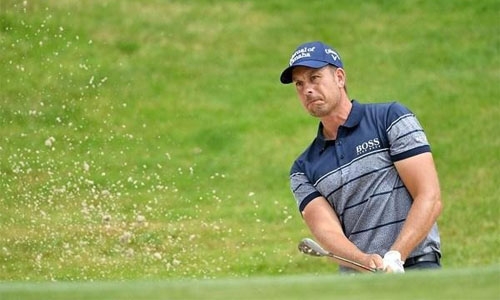 Stenson survives wobble to claim 10th title