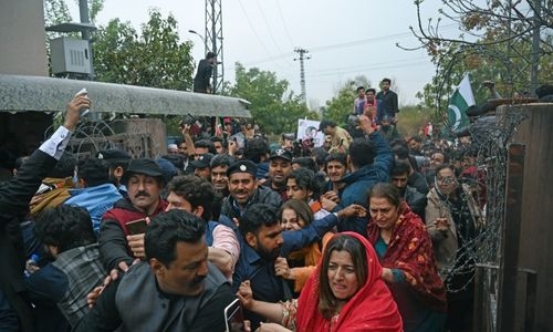Pakistan police attempt to arrest former PM Imran Khan