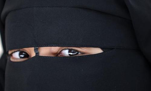 Tunisia suspends primary school teacher for wearing face veil Tunisia suspends primary school teacher for wearing face veil
