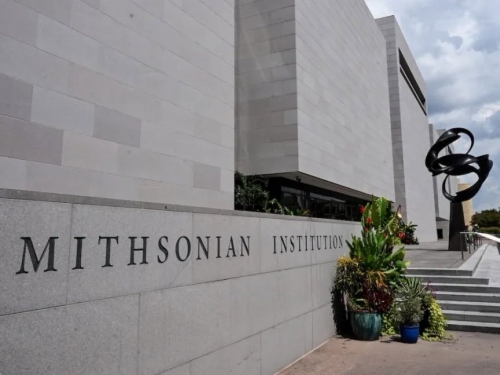 Trump Asks Smithsonian to Install George Washington Statues Trump Asks Smithsonian to Install George Washington Statues