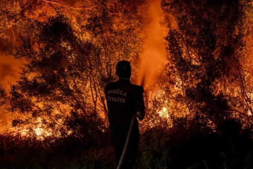 Raging Wildfires Threaten Turkey's Popular Southern Tourist Beaches