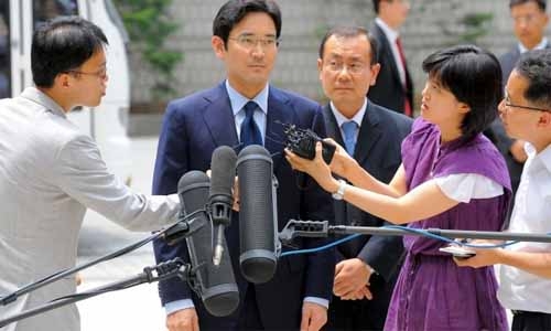 Samsung, Hyundai bosses quizzed in S. Korea scandal probe