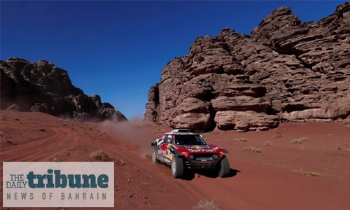 Sainz takes Dakar lead 