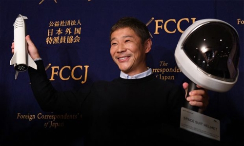 Billionaire offers 8 free seats on flight around moon Billionaire offers 8 free seats on flight around moon