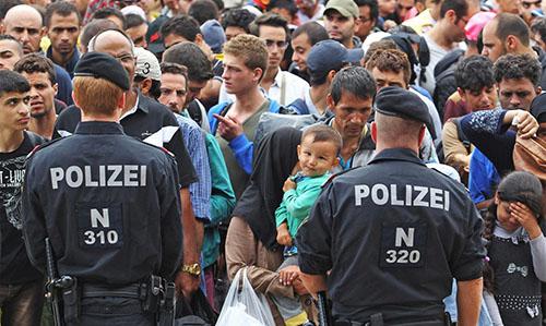 Closing borders not solution in IS battle: UN refugee chief