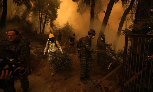 Fire devours Greek island's forests; residents urged to flee Fire devours Greek island's forests; residents urged to flee