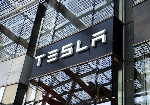 Tesla cuts battery cost on road to $25K model