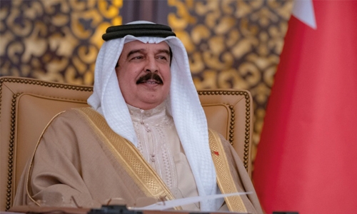 HM King hails ‘Bahraini model’ in COVID fight