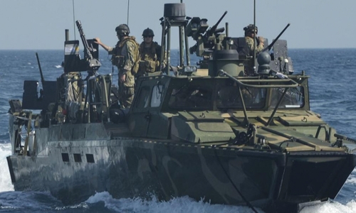 Iran holds 10 US sailors in Gulf