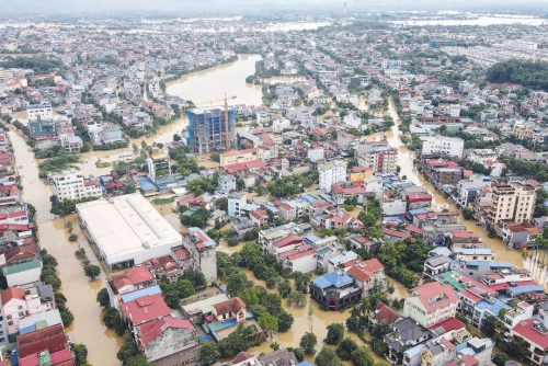 Thousands stranded as record floods submerge Vietnam streets