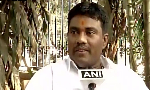 Supporter cuts off finger to support India opposition