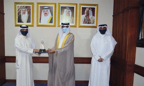 Education minister gets Shaikh Isa award