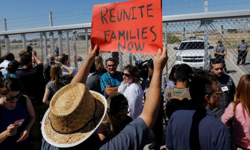 Trump gets 30-day deadline to reunite kids with families 